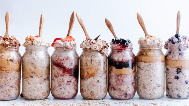 How to make overnight oats including a picture of various flavors of overnight oatmeal in mason jars.
