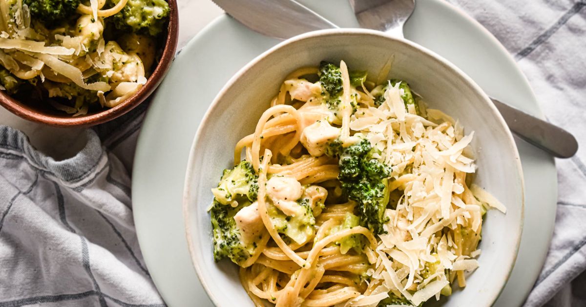 One Pot Creamy Chicken Broccoli Pasta