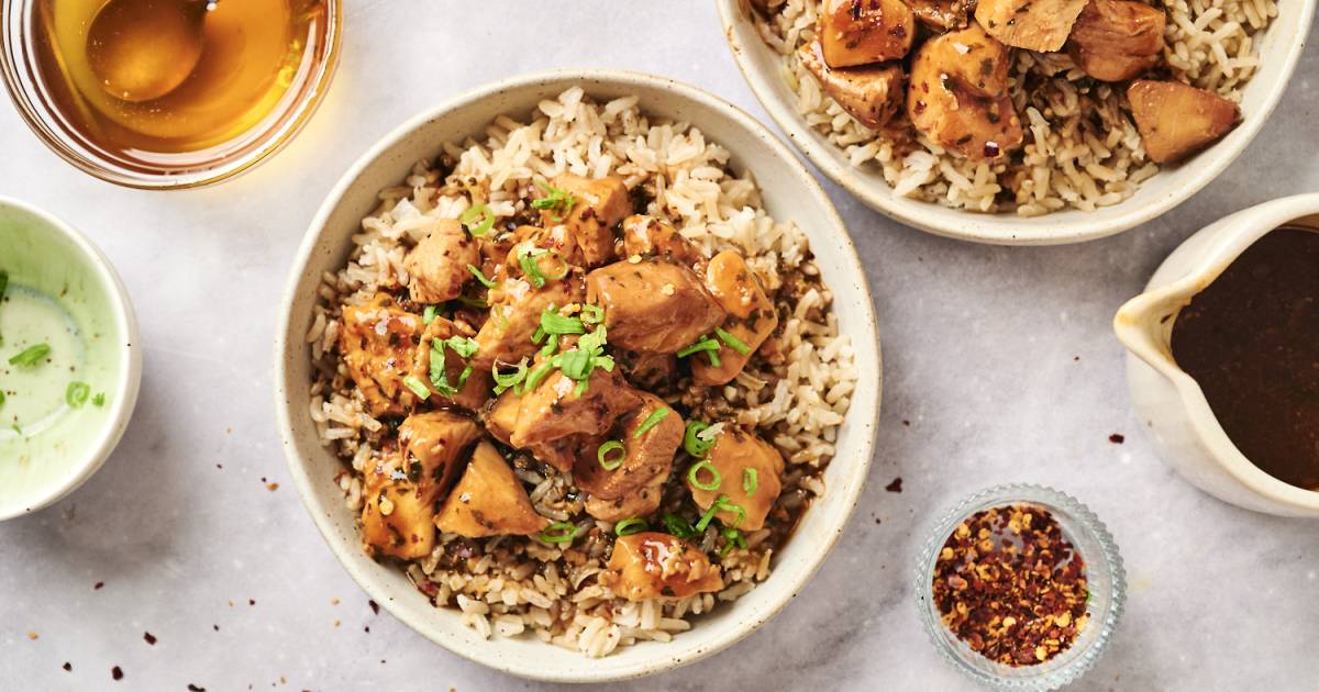 Slow Cooker Honey Garlic Chicken (8 Ingredients!)