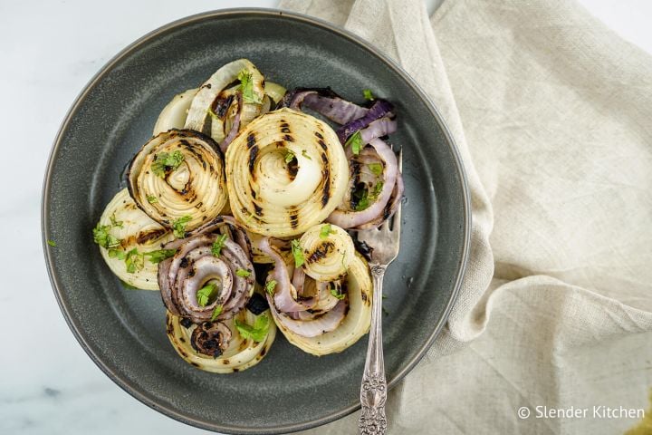 Grilled onions with both red and white onions with marks.