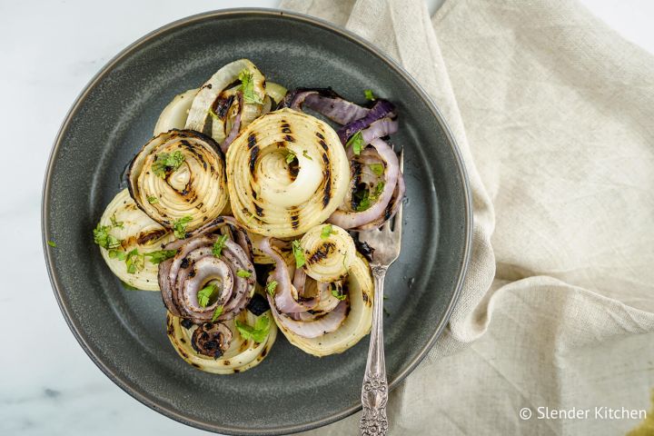 Grilled onions with both red and white onions with marks.