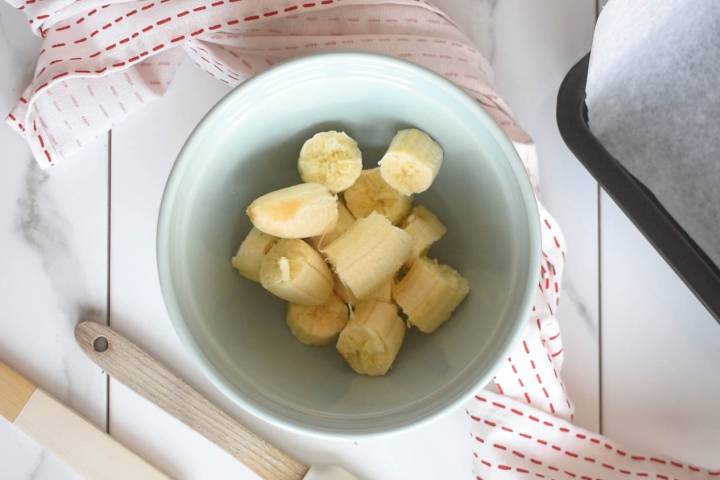 Sliced bananas in a bowl. 