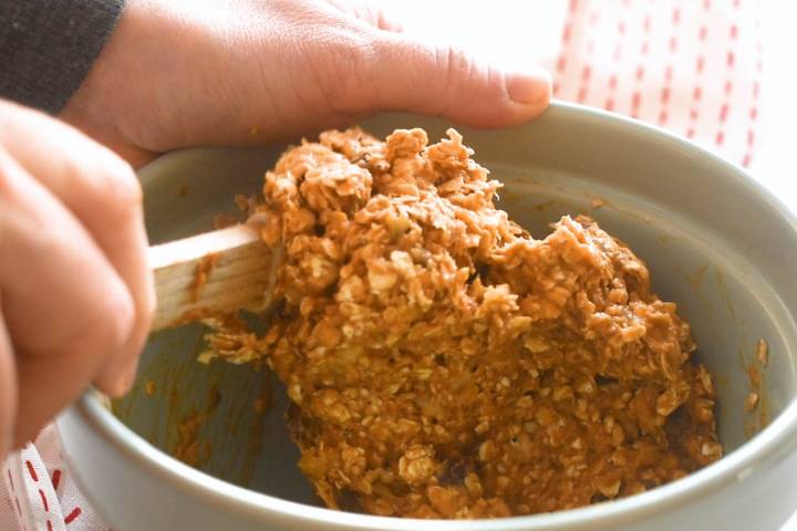 Oats being stirred into the banana and peanut butter mixture.