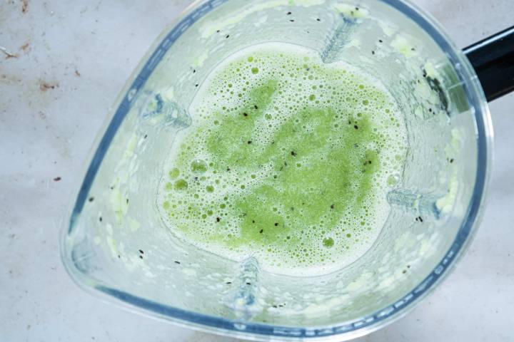 Cucumber and kiwi puree in a blender.