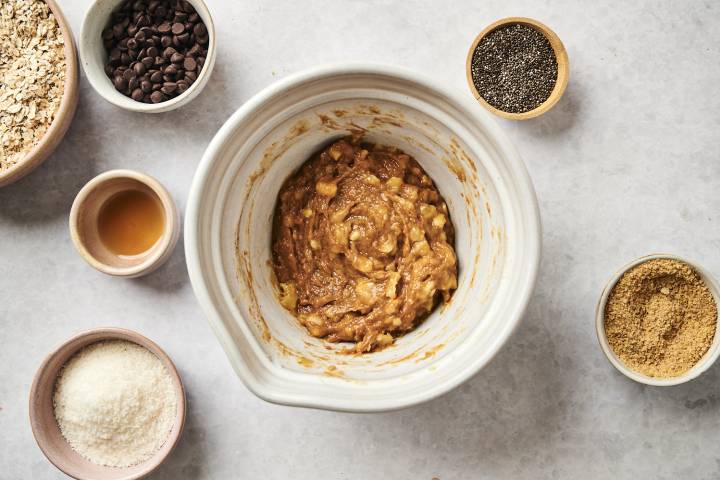 Peanut butter, mashed bananas, maple syrup, and cinnamon mixed together in a nowl.