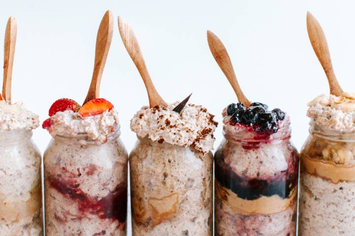 How to make overnight oats including a picture of various flavors of overnight oatmeal in mason jars. 