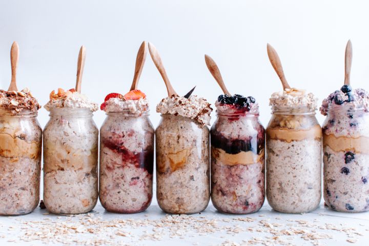 How to make overnight oats including a picture of various flavors of overnight oatmeal in mason jars. 