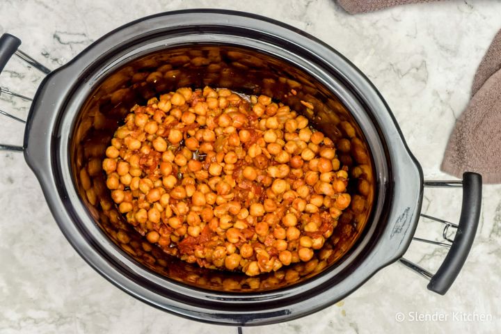 Cooked chana masala in a slow cooker.