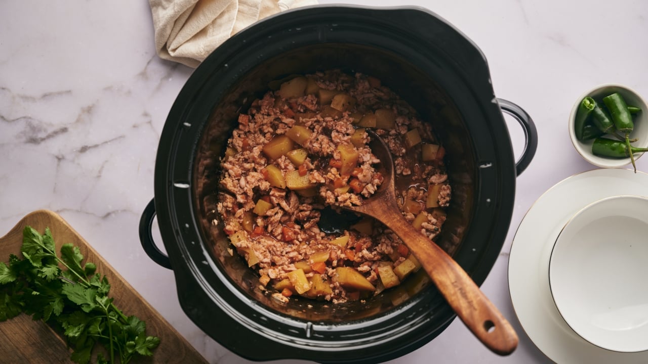 https://www.slenderkitchen.com/sites/default/files/styles/gsd-16x9/public/recipe_images/slow-cooker-picadillo.jpg
