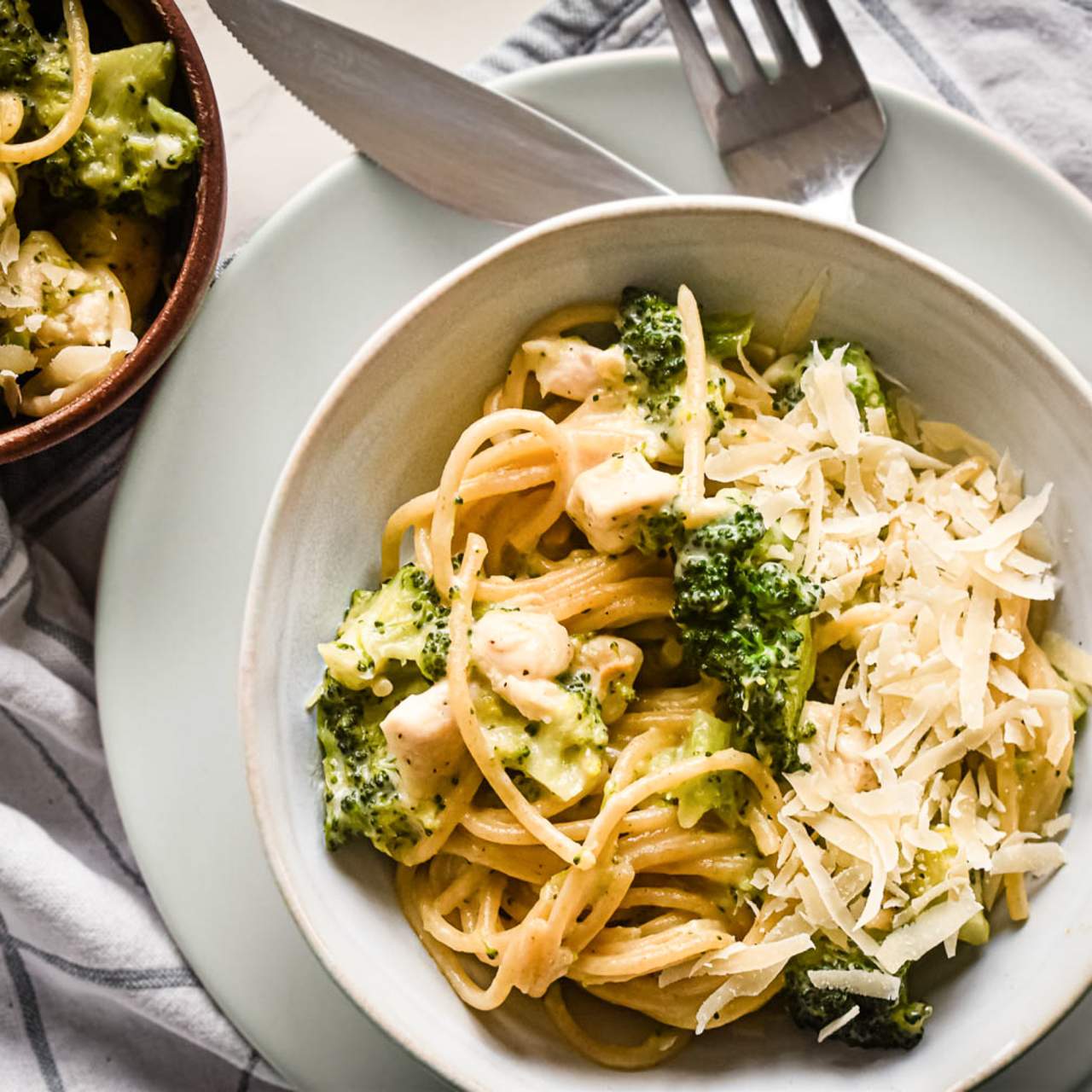 https://www.slenderkitchen.com/sites/default/files/styles/gsd-1x1/public/recipe_images/one-pot-creamy-chicken-broccoli-pasta-2.jpg