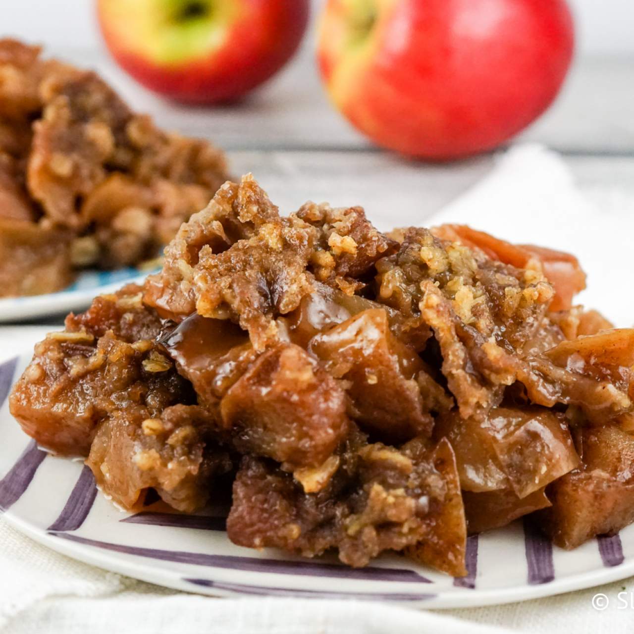 https://www.slenderkitchen.com/sites/default/files/styles/gsd-1x1/public/recipe_images/slow-cooker-apple-crisp_0.jpg