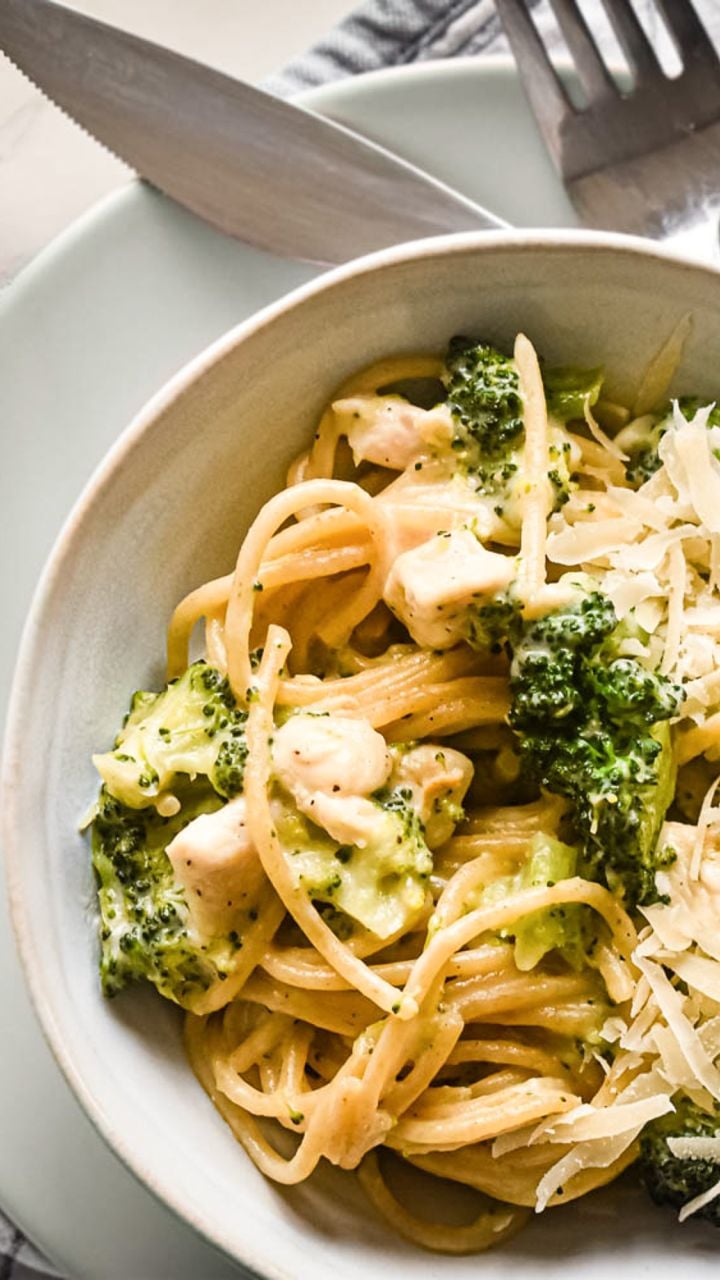 One Pot Creamy Chicken Broccoli Pasta - Slender Kitchen