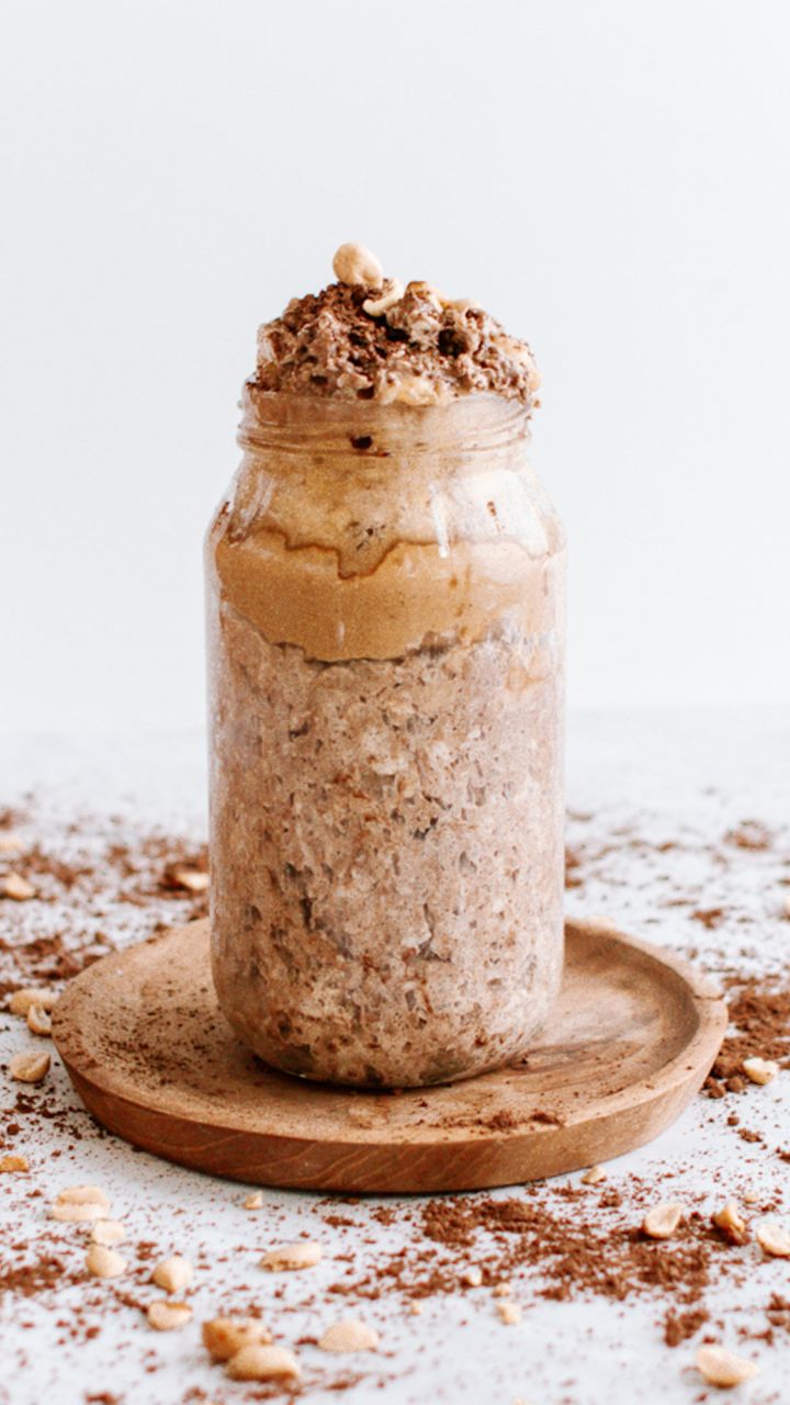 https://www.slenderkitchen.com/sites/default/files/styles/gsd-9x16/public/recipe_images/pb-cup-overnight-oatmeal-2.jpg