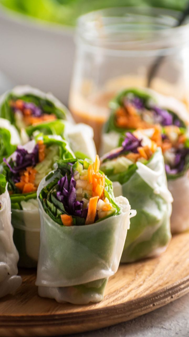 Vegan Rice Paper Rolls with Spicy Peanut Sauce - Pinch of Parsley
