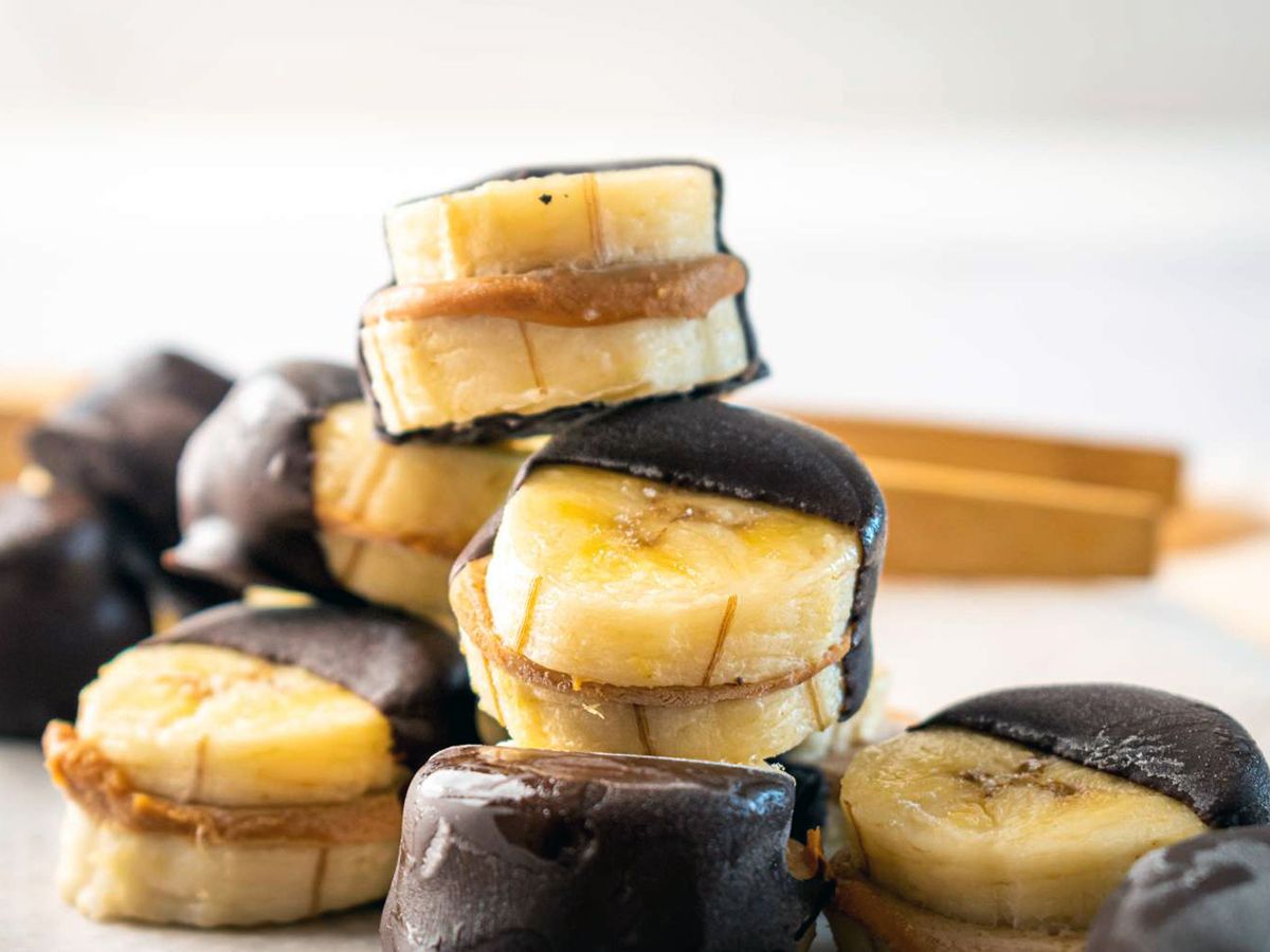 Delicious Frozen Banana Bites with Chocolate and Peanut Butter