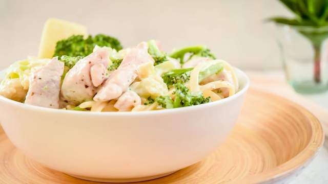 Skinny Chicken broccoli alfredo in a bowl with a creamy cauliflower alfredo sauce.