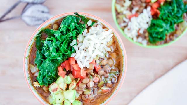 Stuffed pepper soup with lentils, brown rice, spinach, and zucchini in two bowls.